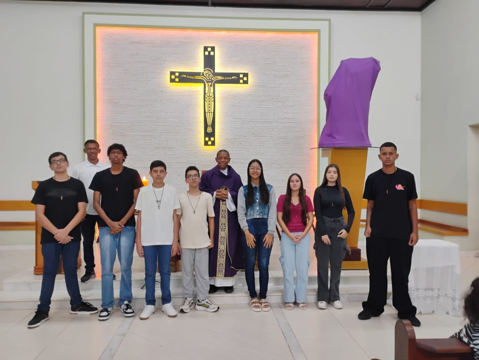 A entrega do cordão com o crucificado aos crismandos: um passo no caminho de fé