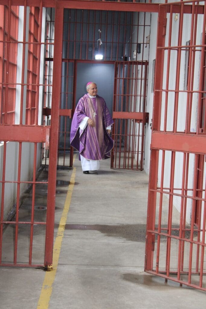 BISPO DIOCESANO EM VISITA AOS ENCARCERADOS “Estive preso e foste me visitar” (Mt 25,36)
