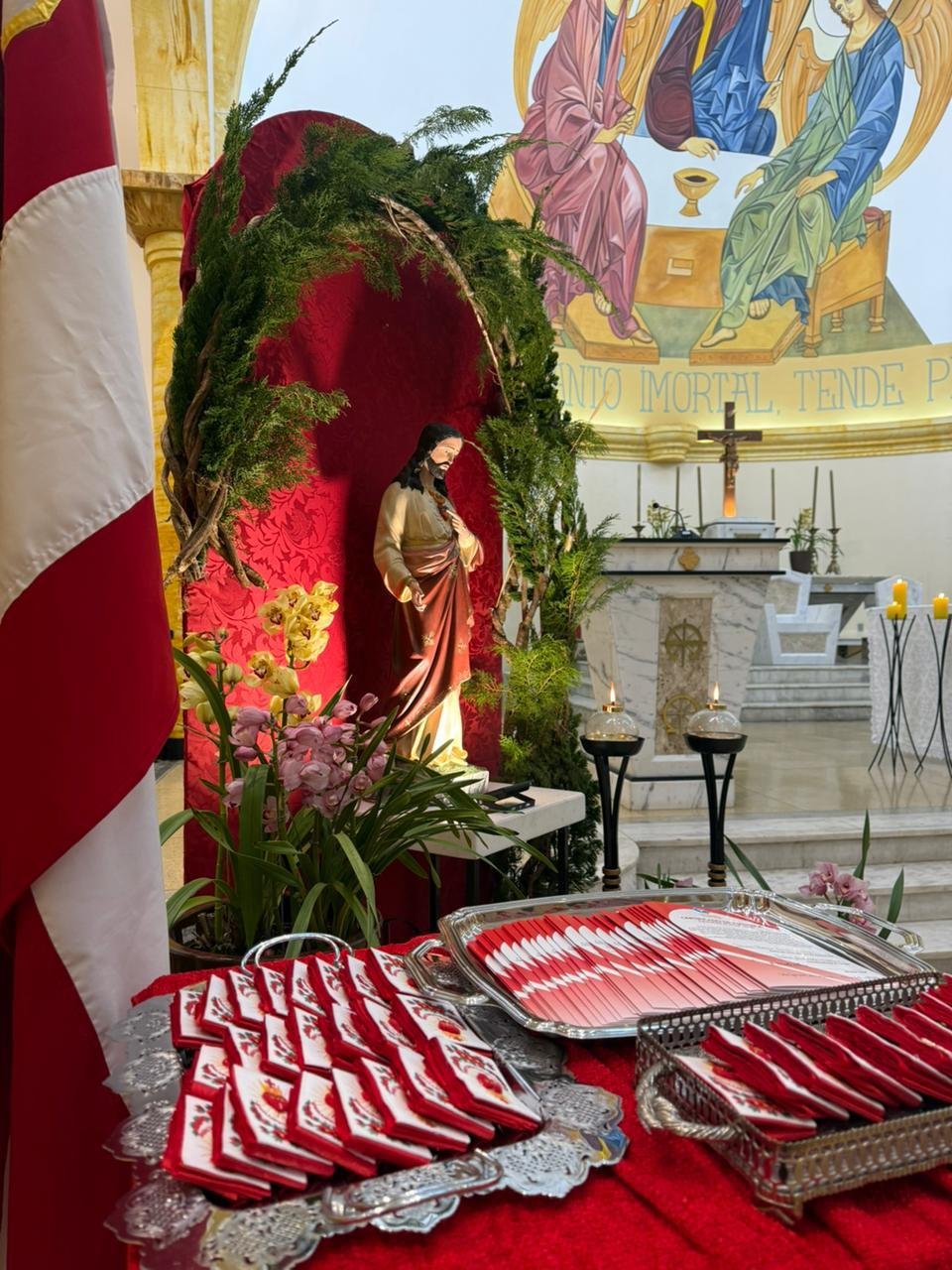 Fiéis celebram a Festa do Sagrado Coração de Jesus na Igreja Matriz