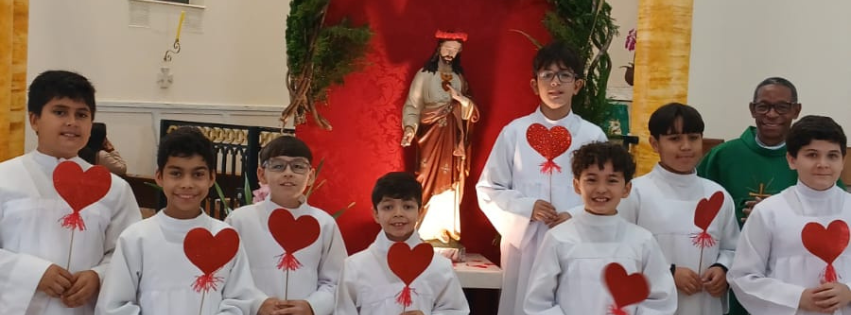 Missa com participação das crianças: Coroação ao Sagrado Coração de Jesus